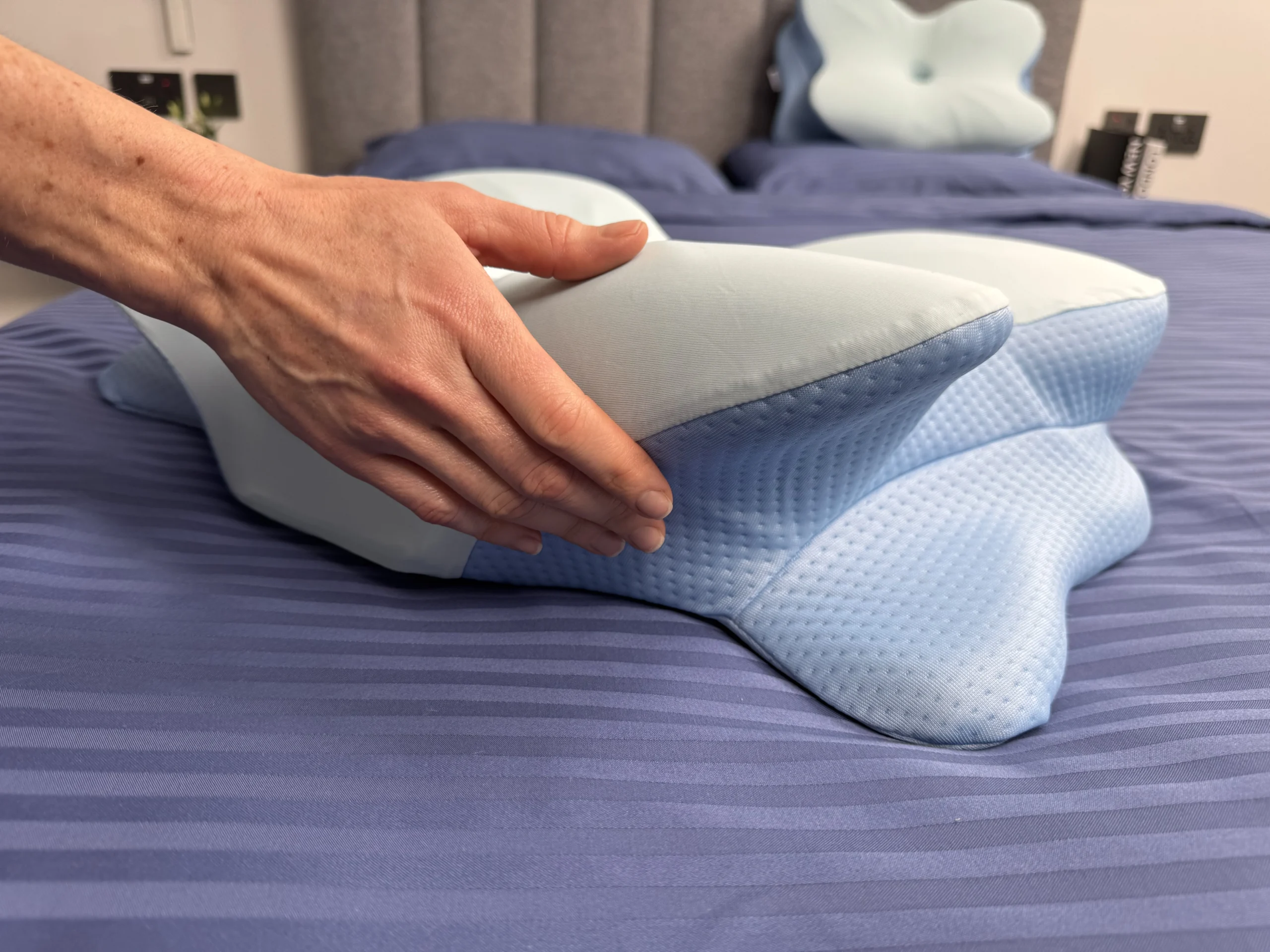 Additional real-product photograph of the Derila Ergo pillow